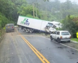 Caminhão sai da pista e quase cai em ribanceira na RJ-116 | Jornal A Voz da Serra