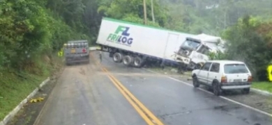 Caminhão sai da pista e quase cai em ribanceira na RJ-116 | A Voz da Serra